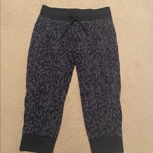 Athleta trekkie North printed Crop 23” jogger in 10P